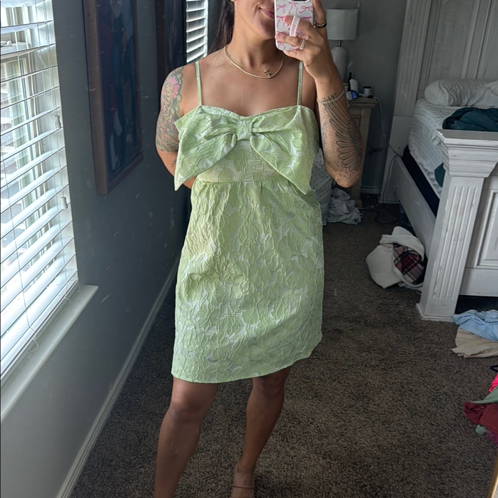 Elegant Green Lace Dress with Bow